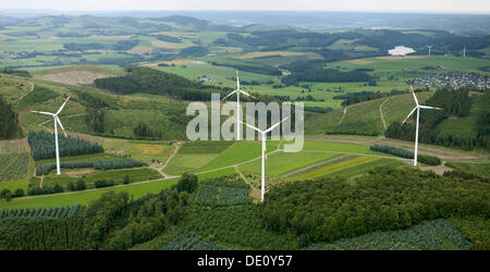 Vue aérienne, les éoliennes près de Einhaus, Remblinghausen, Meschede, région du Sauerland, Maerkischer Kreis district Banque D'Images