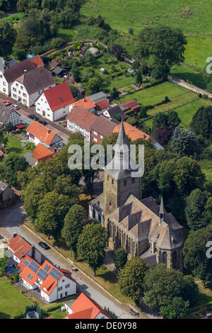 Vue aérienne, l'église Saint-Nicolas, Ruethen, Sauerland, Rhénanie du Nord-Westphalie Banque D'Images