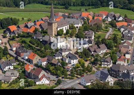 Vue aérienne, Église catholique de Saint Clement, Rüthen Kallenhardt, Ruethen, Sauerland, Rhénanie du Nord-Westphalie Banque D'Images