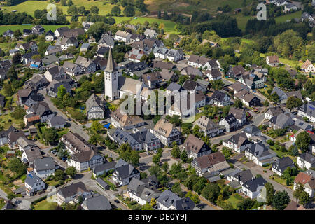 Vue aérienne, Hirschberg avec Saint Christopher's Church, Warstein, Sauerland, Rhénanie du Nord-Westphalie Banque D'Images