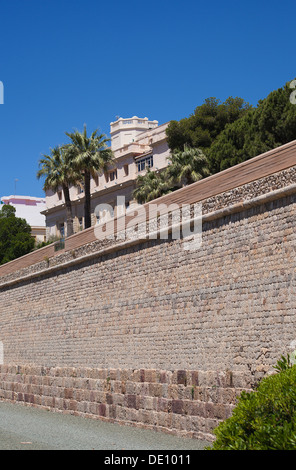 Bâtiment d'époque entourée par les remparts de la vieille ville, Cartagena, Espagne Banque D'Images