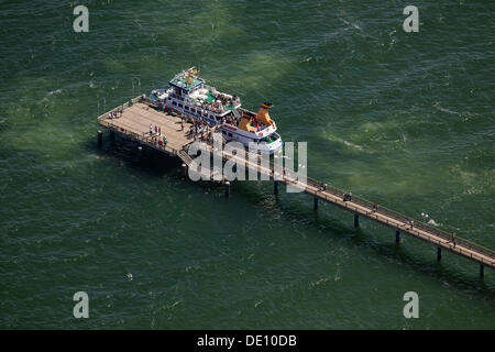 Vue aérienne, bateau de croisière et du quai de Binz sur l'île de Rügen Banque D'Images