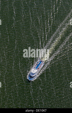 Vue aérienne, ferry de Ruegen de Hiddensee sur le Schaproder Bodden Banque D'Images