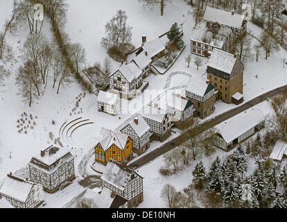 Vue aérienne, LWL-Freilichtmuseum ou du musée en plein air de Hagen westphalien en hiver, maisons à colombages Banque D'Images