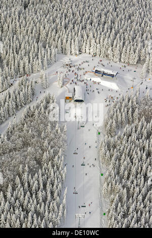 Vue aérienne de la station de montagne, remontées mécaniques en hiver Banque D'Images