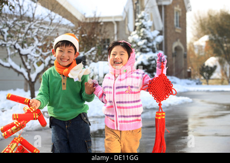 Boy and girl holding pétards Banque D'Images