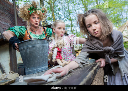 La pauvre fille d'être harcelées, Cosette Les Misérables - version cinéma du roman de Victor Hugo, plein air Waldbühne Heessen Banque D'Images