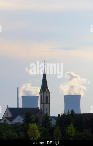 Église de Roethlein en face de la centrale nucléaire de Grafenrheinfeld, Basse Franconie, Bavière Banque D'Images