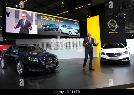 Francfort-sur-Main, Allemagne. 10e Août, 2013. Le président d'Opel, Karl-Thomas Neumann, présente la nouvelle Opel Insignia à l'appuyez sur jour de l'Automobile de Francfort (IAA) à Francfort, Allemagne, 10 septembre 2013. Près de 1100 exposants présenteront leurs nouveautés sur le salon de l'automobile de 12 à 22 septembre 2013. Photo : UWE ZUCCHI/dpa/Alamy Live News Banque D'Images