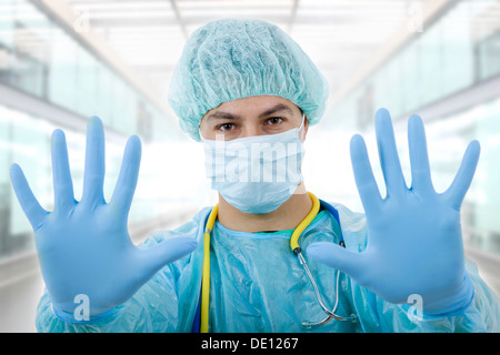 Jeune homme médecin va arrêter avec ses mains Banque D'Images