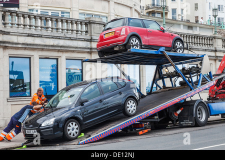 L'Angleterre, l'East Sussex, Brighton, voitures garées illégalement retiré de Street Banque D'Images