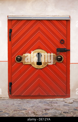 Vieille porte en bois rouge avec verrou et serrure ancienne grande, concept de sécurité Banque D'Images