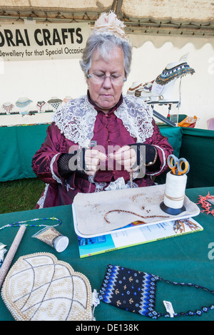 L'Angleterre, Kent, Rochester, Festival annuel de Dickens, Dame en costume d'artisanat de la Dentelle Banque D'Images