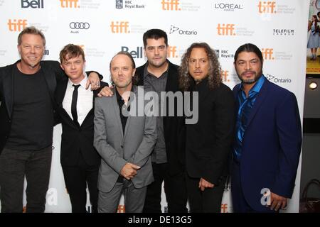 Toronto, Canada. 10e Août, 2013. Membre du groupe Metallica James Hetfield (l-r), l'acteur Dane DeHaan, musicien Robert Trujillo, directeur Nimrod Antal, musiciens Lars Ulrich et kirk Hammett assister à la première de 'Metallica : par l' jamais au cours de la 38e conférence annuelle de Toronto International Film Festival aka TIFF à Scotiabank Theatre de Toronto, Canada, le 09 septembre 2013. Photo : Hubert Boesl : dpa Crédit photo alliance/Alamy Live News Banque D'Images