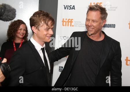 Toronto, Canada. 10e Août, 2013. Chanteur James Hetfield (r) et l'acteur Dane DeHaan assister à la première de 'Metallica : par l' jamais au cours de la 38e conférence annuelle de Toronto International Film Festival aka TIFF à Scotiabank Theatre de Toronto, Canada, le 09 septembre 2013. Photo : Hubert Boesl : dpa Crédit photo alliance/Alamy Live News Banque D'Images