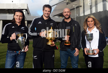 Auckland, Nouvelle-Zélande. 09 août, 2013. Womens Rugby Melissa Ruscoe puis sous celle du Capitaine, capitaine des All Blacks Richie McCaw, le capitaine Sevens Mens Womens Sevens DJ Forbes, le capitaine Huriana Manuel avec leurs trophées de la Coupe du monde. Clinique d'entraînement des All Blacks à l'Eden Park. Credit : Action Plus Sport/Alamy Live News Banque D'Images