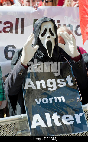 Panneau 'Angst vorm Alter', l'allemand pour 'la peur de l'âge', premier mai, Marienplatz, Munich, Bavière Banque D'Images