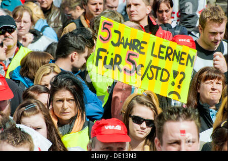 Devise "5 Jahre lernen, fuer 5 Euros pro Stunde', l'allemand pour "apprendre pour cinq ans pour gagner 5 euros par heure", avertissement Banque D'Images