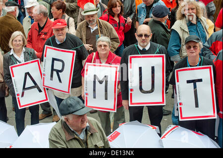 Les personnes âgées tenant des affiches de protestation qu'il précise le mot 'Armut', l'allemand pour "pauvreté", syndicat rassemblement le 1 mai 2011 à Banque D'Images