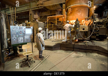 L'acier liquide couler de la verser dans l'usine de coulée, casting, Salzgitter AG Steel Mill, Salzgitter, Basse-Saxe Banque D'Images