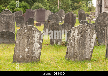 Les rangées de pierres tombales en ardoise naturelle altérée pour faire une impression gris et l'humeur pour le cimetière Banque D'Images