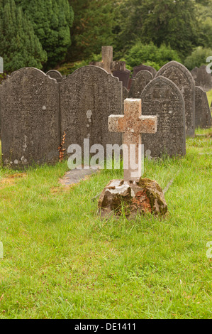 Les rangées de pierres tombales en ardoise naturelle altérée pour faire une impression gris et l'humeur pour le cimetière Banque D'Images