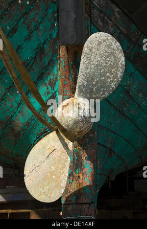 Hélice de bateau sur un vieux bateau de pêche en cale sèche, port de Grenaa, Danemark, Europe Banque D'Images