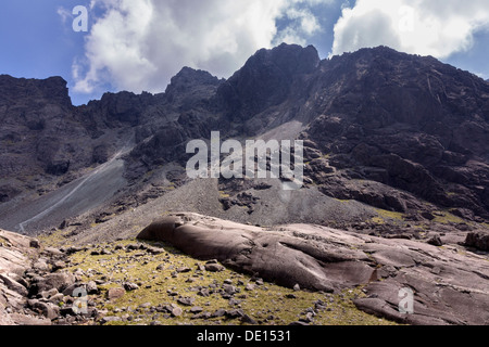 Black Cuillin Mountain Ridge, Coire Lagan, Glenbrittle, Isle of Skye, Scotland, UK Banque D'Images