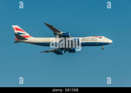 British Airways World Cargo Boeing 747-87Systèmes d'approvisionnement mondiale approche à la terre UF SCD à l'aéroport de Francfort Banque D'Images