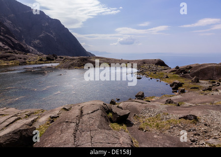 Vue depuis Coire Lagan avec le loch de montagne en premier plan et la mer au loin, Glenbrittle, Isle of Skye, Scotland, UK Banque D'Images