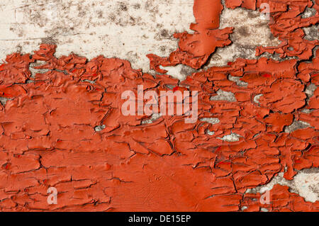 Surface avec de la peinture rouge se détache en écailles Banque D'Images