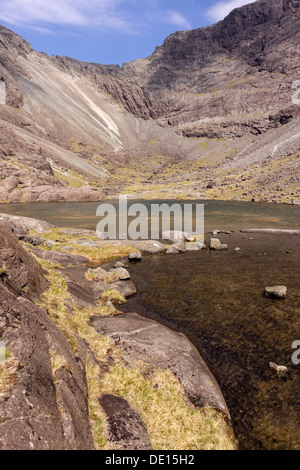 La montagne et le lac glaciaire corrie haut dans la montagnes Cuillin noires, Coire Lagan, Glenbrittle, Isle of Skye, Scotland, UK. Banque D'Images