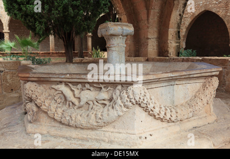 Chypre, Ayia Napa, maison bien arcade dans la cour du monastère d'Agia Napa à l'Est de l'île Banque D'Images