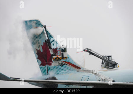 La queue d'un Airbus A330-343x d'Air Canada en dégivrage à l'aéroport de Francfort, Flughafen Frankfurt, Frankfurt am Main, Hesse Banque D'Images