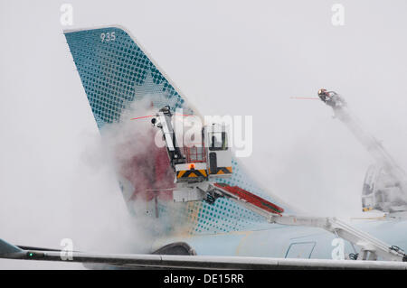 La queue d'un Airbus A330-343x d'Air Canada en dégivrage à l'aéroport de Francfort, Flughafen Frankfurt, Frankfurt am Main, Hesse Banque D'Images