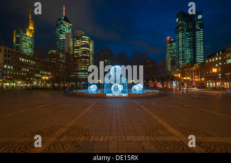 Allumé Lucae Fontaine sur Opernplatz place en face de allumé des tours d'horizon, Westend, Frankfurt am Main, Hesse Banque D'Images