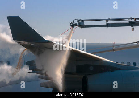 L'ailette et de l'aile d'un Airbus A340 de la Lufthansa Airlines pendant le dégivrage à l'aéroport de Francfort, Startbahn West Flughafen Banque D'Images