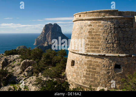 Tour de es Savinar et falaise de l'île Es Vedrá, Ibiza, Espagne, Europe Banque D'Images