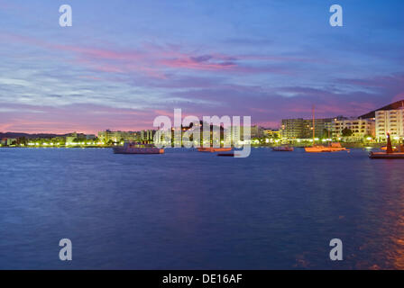 Vue de la baie de Santa Eulalia au crépuscule, Ibiza, Espagne, Europe Banque D'Images