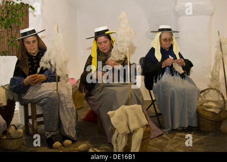 Les femmes âgées en costume traditionnel, filage de la laine, Ibiza, Espagne, Europe Banque D'Images