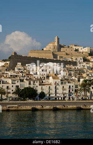 Cathédrale d'Ibiza et de banlieue de La Marina comme vu du port, Ibiza, Espagne, Europe Banque D'Images