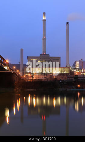 Les centrales au charbon de cogénération d'EnBW dans Stuttgart-Gaisburg sur le Neckar, à gauche, le pont sur le Neckar avec Banque D'Images