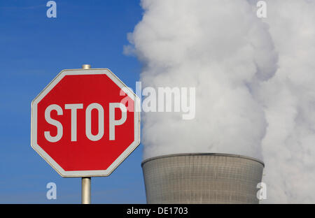 Image symbolique contre l'énergie nucléaire, l'arrêt en face d'une tour de refroidissement de la centrale nucléaire de Gundremmingen, Bavière Banque D'Images