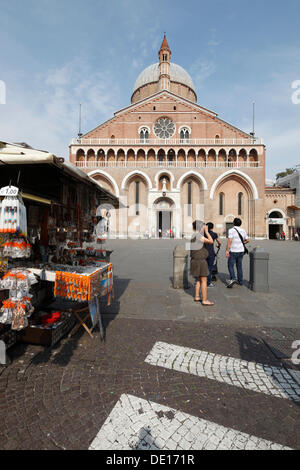 Cadeaux en face de la Basilique de Saint Antoine de Padoue, Padoue, Vénétie, Italie, Europe Banque D'Images