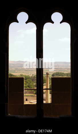 Voir le paysage de Navarre de l'intérieur du Palais Royal d'Olite (Navarre, Espagne) Banque D'Images