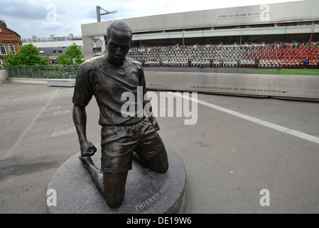 Thierry Henry statue devant l'Emirates stadium Banque D'Images