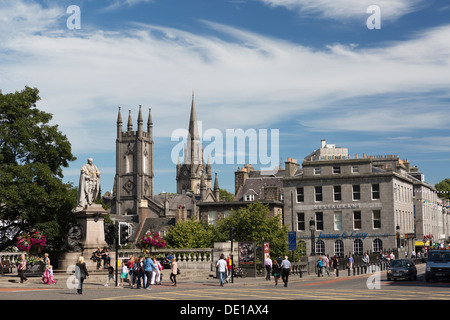 Royaume-uni, Ecosse, Aberdeen, vue le long de la rue Union Union Terrace. Banque D'Images