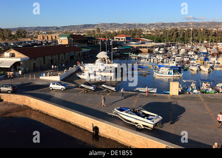 Chypre, Pafos ville, Gazibaf, vue du château sur la ville et le port Banque D'Images