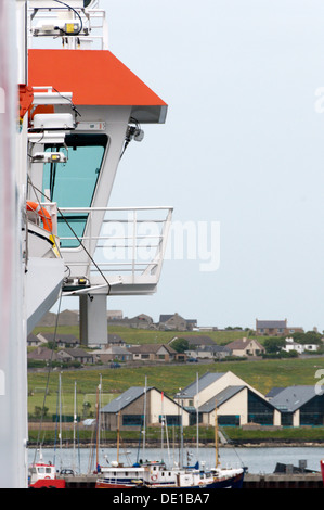 Northlink Ferries MV Hamnavoe entre dans le port de Stromness Orkney. Banque D'Images