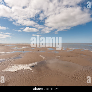 Ciel spectaculaire et banc de sable voir s'évanouissant dans la distance sur Ceredigion Bay de l'eau saumâtre et de la mer sur la rivière Dovey droit Banque D'Images